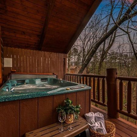 Log Cabin, Hot Tub, Fireplace, Pool Table & Views! Sevierville Exterior photo