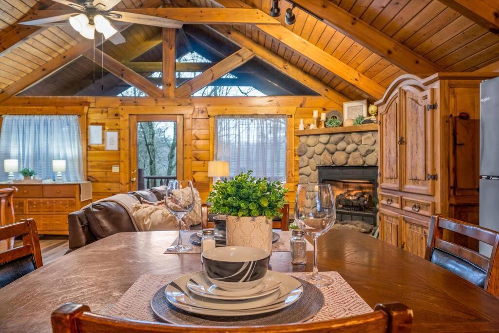 Log Cabin, Hot Tub, Fireplace, Pool Table & Views! Sevierville Exterior photo
