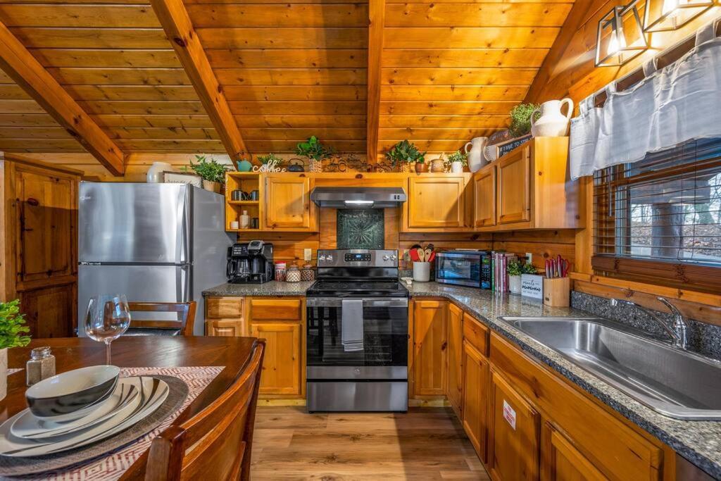 Log Cabin, Hot Tub, Fireplace, Pool Table & Views! Sevierville Exterior photo