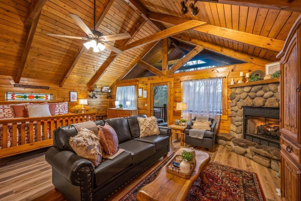 Log Cabin, Hot Tub, Fireplace, Pool Table & Views! Sevierville Exterior photo