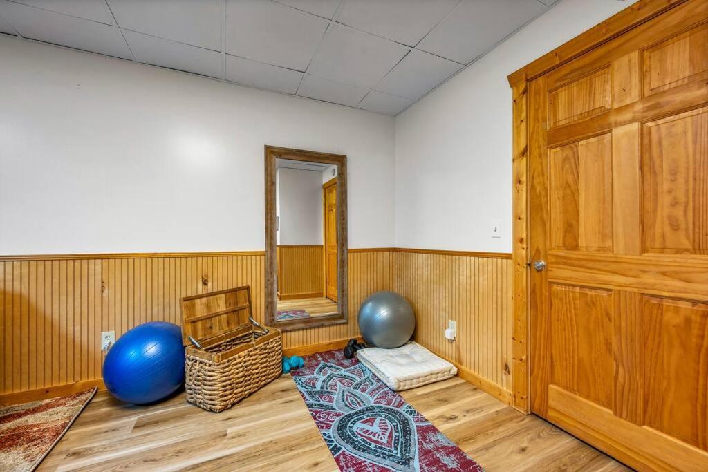 Log Cabin, Hot Tub, Fireplace, Pool Table & Views! Sevierville Exterior photo