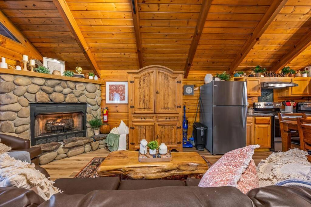 Log Cabin, Hot Tub, Fireplace, Pool Table & Views! Sevierville Exterior photo