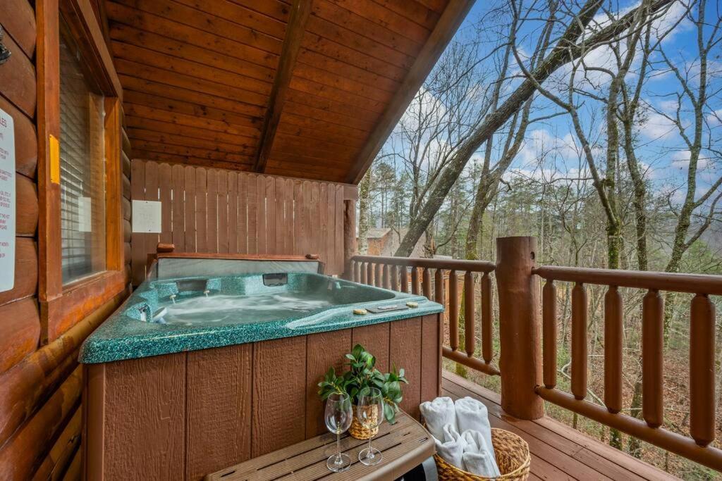 Log Cabin, Hot Tub, Fireplace, Pool Table & Views! Sevierville Exterior photo