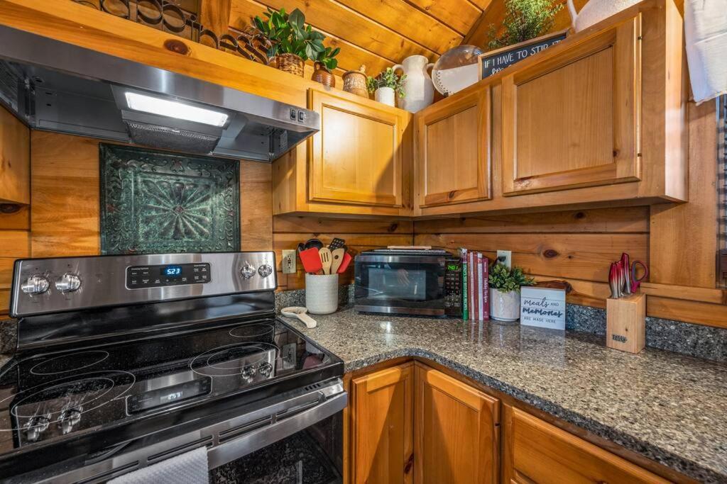 Log Cabin, Hot Tub, Fireplace, Pool Table & Views! Sevierville Exterior photo