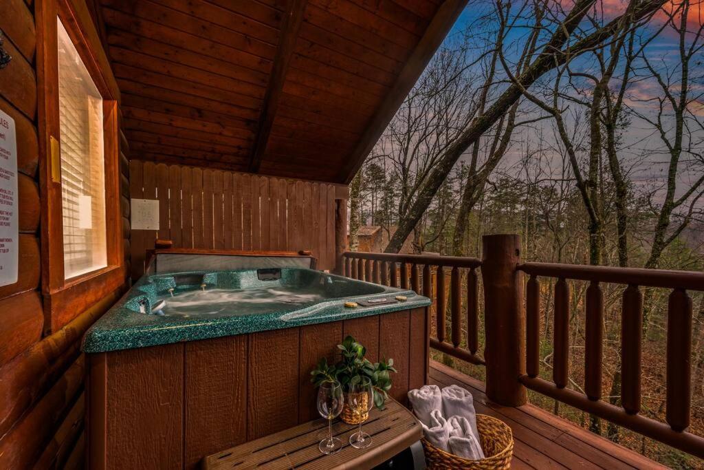 Log Cabin, Hot Tub, Fireplace, Pool Table & Views! Sevierville Exterior photo