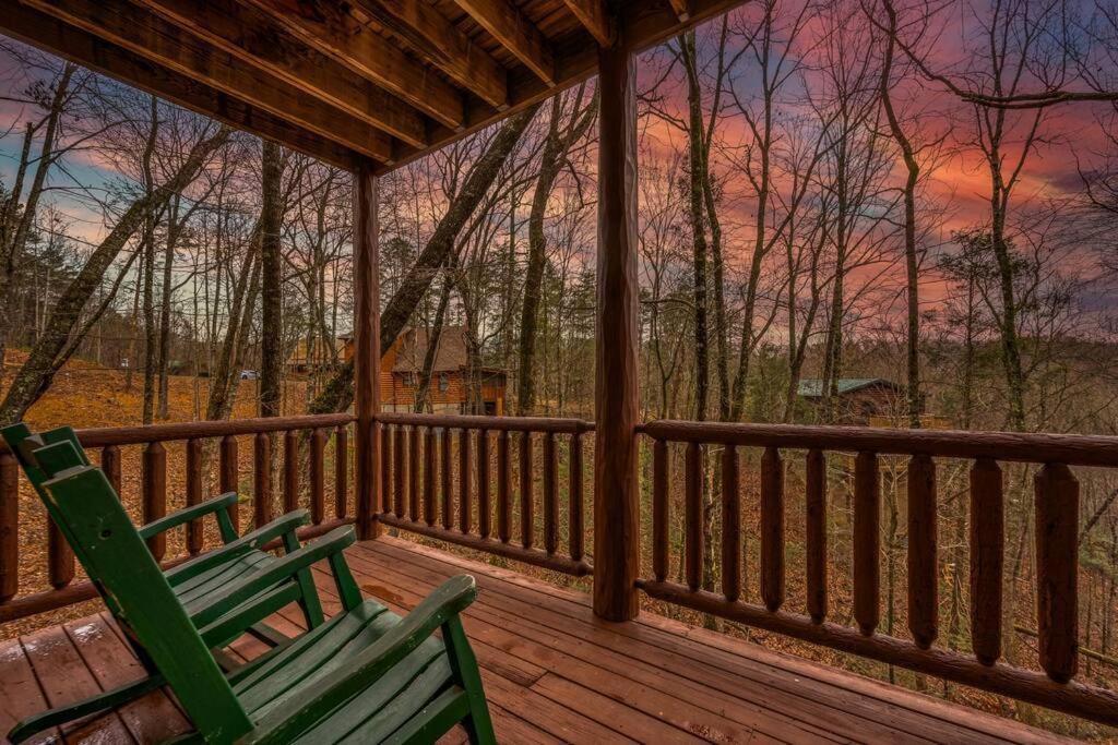 Log Cabin, Hot Tub, Fireplace, Pool Table & Views! Sevierville Exterior photo