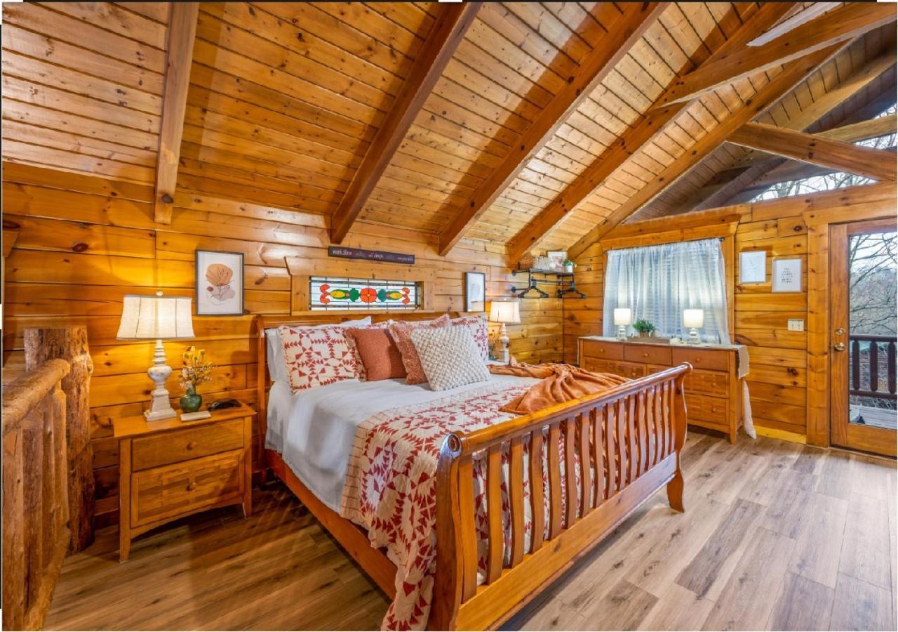 Log Cabin, Hot Tub, Fireplace, Pool Table & Views! Sevierville Exterior photo